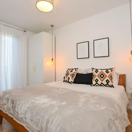 Laura Apartment *